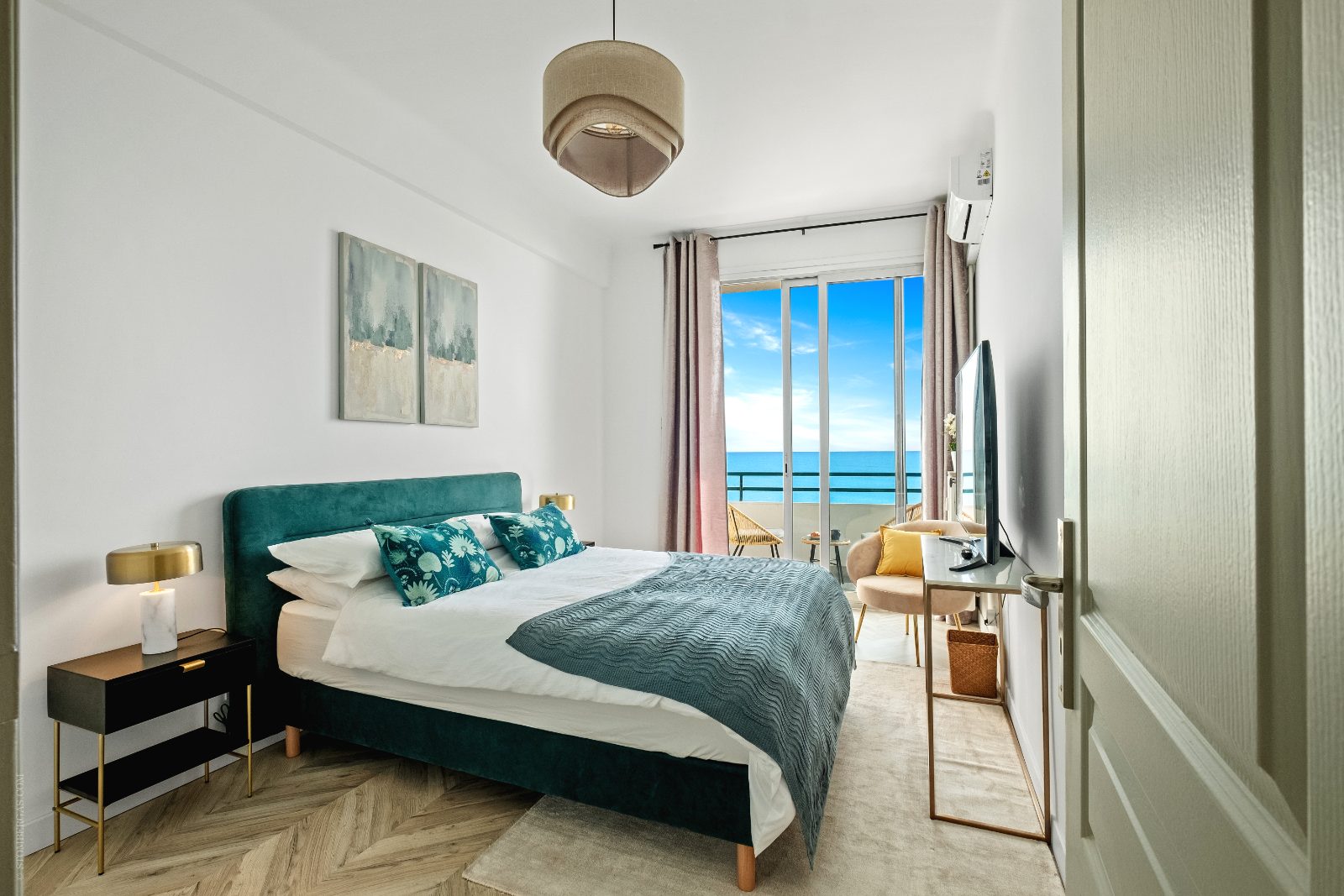 Main bedroom with sea view and TV